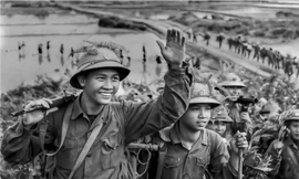 Ông Nguyễn Quang Bích bên bức ảnh của mình