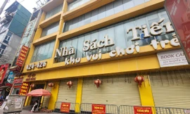 Trước cửa Nhà sách Tiến Thọ đã đặt biển cảnh báo của phường Thanh Xuân Trung, thông báo cơ sở không đủ điều kiện an toàn PCCC.