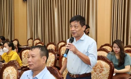 Cử tri phát biểu trong buổi tiếp xúc với Tổ Đại biểu HĐND TP. Hà Nội ngày 12/6.