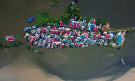 Hà Nội: Xuất hiện 'ốc đảo' ở Quốc Oai sau mưa lũ