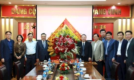 Chủ tịch UBND TP. Hà Nội Trần Sỹ Thanh (thứ 4 từ trái sang) chúc mừng các y, bác sĩ, Ban Bảo vệ, chăm sóc sức khỏe cán bộ Trung ương.