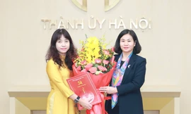 Phó Bí thư Thường trực Thành ủy Hà Nội Nguyễn Thị Tuyến (bên phải) trao Quyết định cho bà Nguyễn Vũ Bích HIền. 