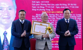 Chủ tịch Trần Sỹ Thanh (ngoài cùng bên trái) trao Huy hiệu 80 năm tuổi Đảng cho lão thành.