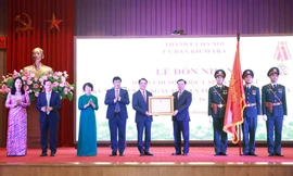 Thừa uỷ quyền của Chủ tịch nước, Bí thư Thành uỷ Hà Nội Đinh Tiến Dũng trao Huân chương Độc lập hạng Nhất cho Ủy ban Kiểm tra Thành uỷ Hà Nội.