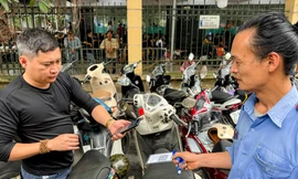 Hà Nội: Trông giữ xe không dùng tiền mặt trên toàn thành phố