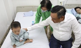 Chủ tịch UBND TP. Hà Nội thăm trẻ bị thương trong vụ cháy chung cư mini