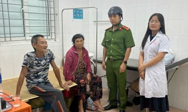 Hà Nội: Di dời người dân bãi giữa sông Hồng trong đêm