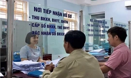 Nhân viên tư vấn các thủ tục cho người lao động