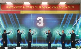 Chủ tịch UBND TP. Hà Nội Trần Sỹ Thanh (thứ 3 từ phải sang) cùng lãnh đạo một số cơ quan, đơn vị bấm nút khai trương.