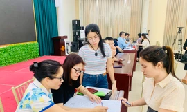 Cán bộ UBND phường Khương Đình hỗ trợ gia đình các nạn nhân làm thủ tục nhận hỗ trợ