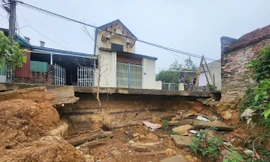 Cận cảnh tuyến đê bị sạt lở nghiêm trọng tại Chương Mỹ vừa phải công bố tình huống khẩn cấp