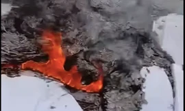 Ô tô chở tài liệu, giấy tờ từ nơi khác đến sân bóng xã Thượng Mỗ để tiêu hủy