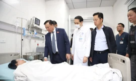 Bí thư Thành ủy Hà Nội Đinh Tiến Dũng thăm nạn nhân vụ cháy.