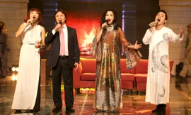 Từ trái qua: Trần Thu Hà, Quang Lý, Thanh Lam và Tùng Dương thể hiện ca khúc Người Hà Nội (Nguyễn Đình Thi) - Ảnh: G.Tiến