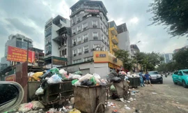 Hà Nội: Bãi vật liệu xây dựng, rác thải bao vây khu dân cư 