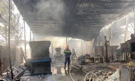 Cháy dữ dội kho phế liệu tại huyện Quốc Oai