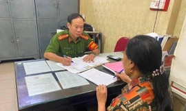 Cơ quan chức năng quận Hoàn Kiếm làm việc với người bán dứa cho du khách nước ngoài