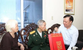 Bí thư Thành ủy Hà Nội Đinh Tiến Dũng thăm, tặng quà Anh hùng La Văn Cầu