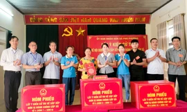 Cử tri huyện Ba Vì bỏ phiếu về Đề án sắp xếp đơn vị hành chính trên địa bàn. 