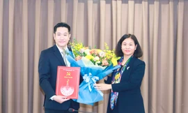 Trao quyết định của Ban Thường vụ Thành ủy Hà Nội về công tác cán bộ