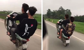 Các thanh thiếu niên có hành vi bốc đầu xe máy bị người dân quay clip gửi cơ quan công an để xử lý