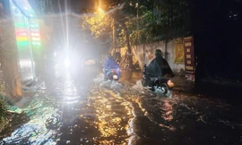 Mưa lớn gây ngập trên phố Cự Lộc, quận Thanh Xuân