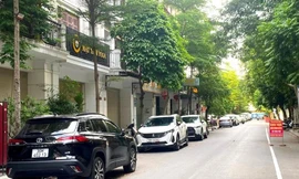 Người dân đỗ ô tô quanh khu nhà 90 Nguyễn Tuân 