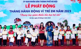 Các đại biểu trao tặng quà cho học sinh có hoàn cảnh khó khăn