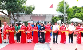 Các đại biểu cắt băng khánh thành và gắn biển công trình chùa Xuân Đỗ Hạ (quận Long Biên)