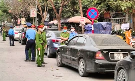 Lực lượng chức năng xử lý xe đậu đỗ trái phép dọc tuyến đường Nghiêm Xuân Yêm