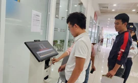 Công dân thực hiện thủ tục hành chính tại Sở GTVT Hà Nội ngày 2/1/2024.