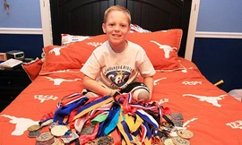 Cậu bé có 20 bộ chân giả chơi 20 môn thể thao