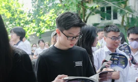 'Kĩ thuật Casio từ A-Z' – Cuốn sách gây 'sốt' tại Ngày hội Tuyển sinh khối các ngành Khoa học và Công nghệ 2025