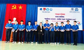 Trao tặng 2,3 tỉ đồng học bổng cho học sinh THPT tỉnh Bình Định