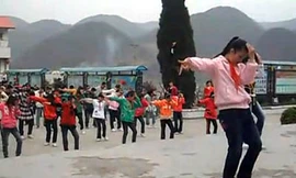 Hơn 700 học sinh tiểu học nhảy nhạc Michael Jackson