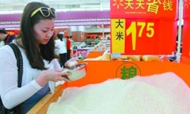 Gạo bán trong một siêu thị lớn chỉ niêm yết giá mà không hề ghi chú có sử dụng phụ gia