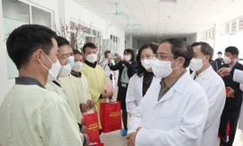 Thủ tướng Phạm Minh Chính tặng quà động viên gia đình bệnh nhân ở lại điều trị trong dịp Tết tại Bệnh viện Bệnh nhiệt đới Trung ương. 