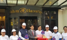 PGS.TS Lương Ngọc Khuê (thứ 4 từ phải sang) và nghệ sĩ Xuân Bắc- đại sứ của Chiến dịch cùng đại diện các đơn vị tại lễ gắn biển Cấm hút thuốc của khách sạn Hilton HanoiOpera sáng 3/4