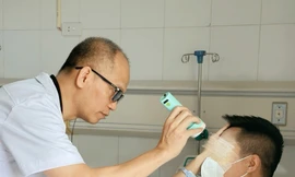 Người đàn ông tiêm filler xóa nhăn mù luôn một mắt vì tai biến