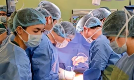 Người đàn ông mang khối u hiếm to bằng trẻ sơ sinh trong lồng ngực