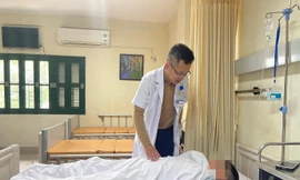 Bệnh nhân 14 tuổi bị cắt tinh hoàn sau khi dùng kháng sinh và truyền dịch