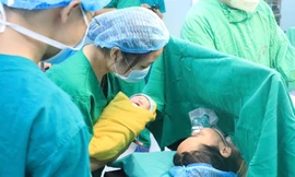 Hành trình kì diệu của người mẹ mang bệnh hiểm, đón con giữa 'bão giông'