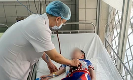 Bé trai 5 tuổi suýt mất mạng vì nghịch dây rút quần