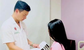 Bác sĩ trao đổi với bệnh nhân bị biến chứng sau nâng ngực không phẫu thuật