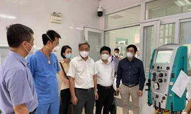 Thứ trưởng Nguyễn Trường Sơn kiểm tra công tác điều rtị bệnh nhân COVID-19 tại Bắc Giang