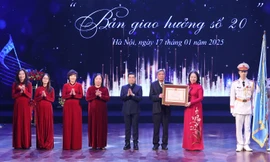 Trường THCS Đoàn Thị Điểm nhận Huân chương lao động Hạng Nhì