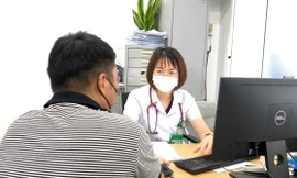 Phát hiện sán dây dài hơn 3 mét trong ruột sau một năm đau bụng âm ỉ