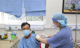 Thứ trưởng Bộ Y tế nói về bao phủ vắc xin và tiêm mũi thứ 3