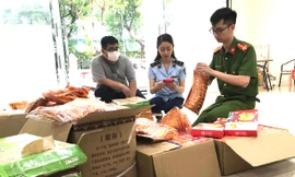 Cơn quan chức năng thu giữ bánh Trung thu nhập lậu