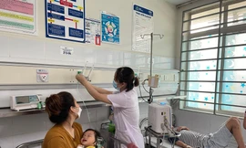 Nhiều bệnh nhi mắc cúm A tai BV Nhi Trung ương Ảnh: Thái Hà